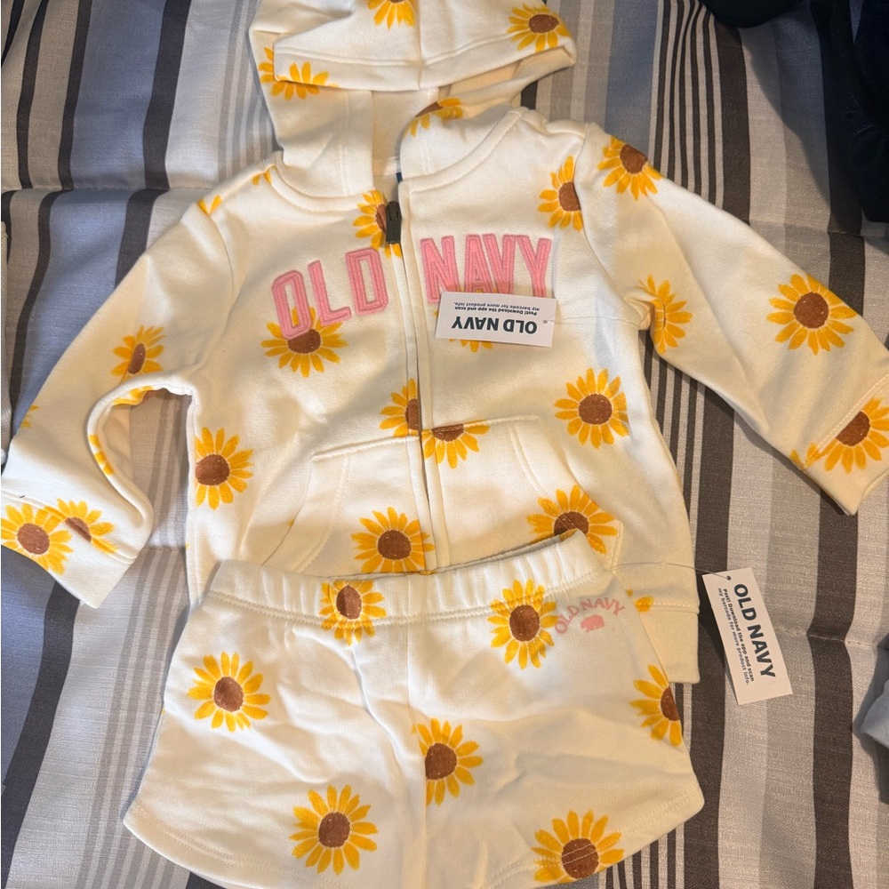 Bundle deal 8 brand new outfits 6-12 months (old navy, carters)